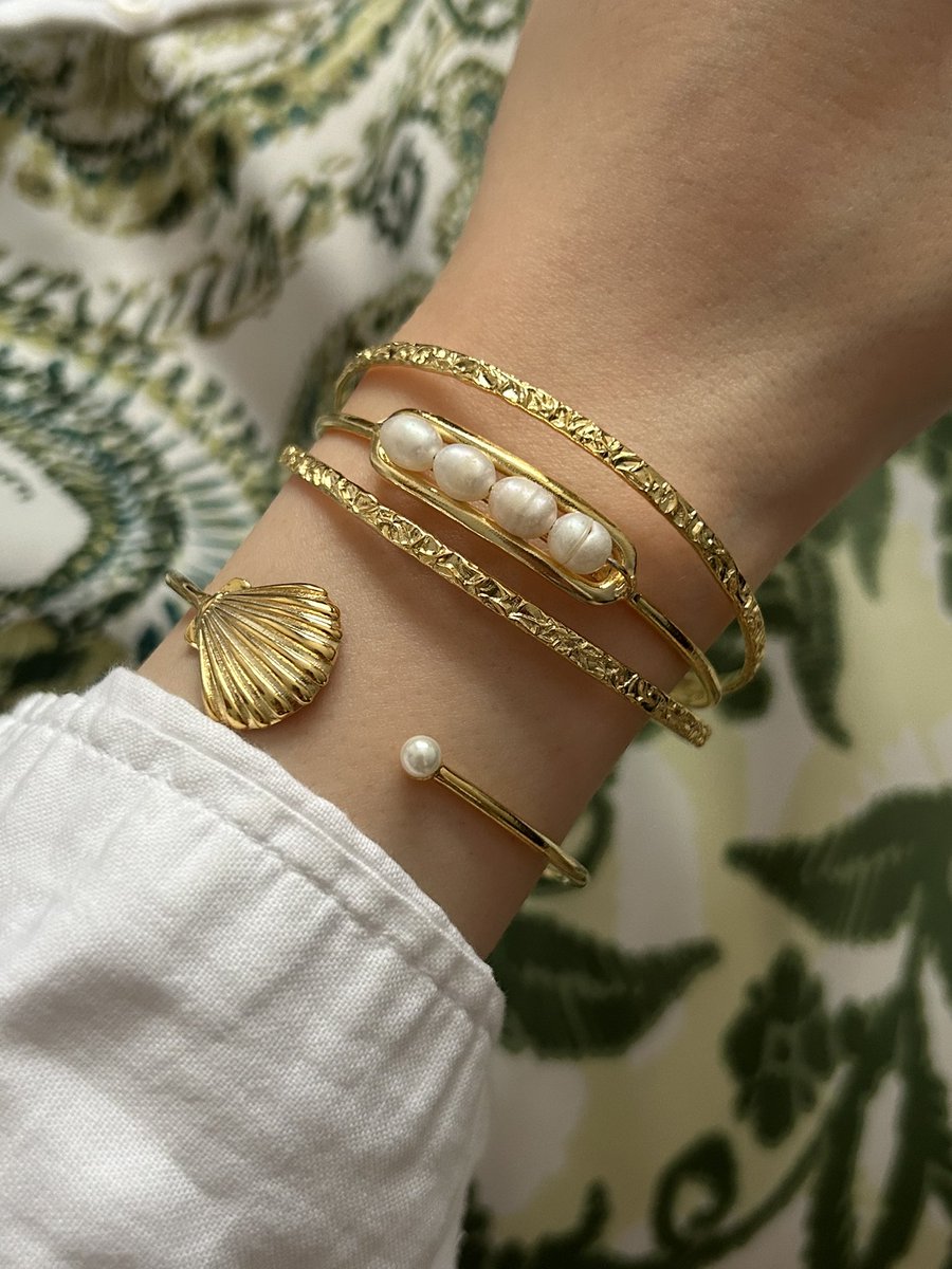 Beklenen çekiliş geldi 🫧🤍

Bu tweeti retweetleyen bir kişiye fotoğraftaki “bilezik kombini” hediye ✨

Bizi takip etmeyi unutmayın🫧🧚‍♀️