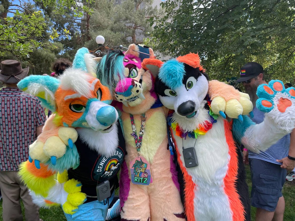 HiFistylez's tweet photo. Party animals of #FursuitFriday with @SaisonShep and @Ritz_Meow 🎉🎉🎉 https://t.co/blnrkC27JN