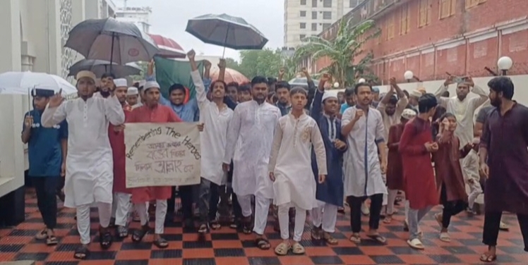 ‘আমার ভাইয়ের রক্তের বিচার দিলাম আল্লাহকে’ প্ল্যাকার্ড হাতে নওগাঁয় ছাত্রদের বিক্ষোভ