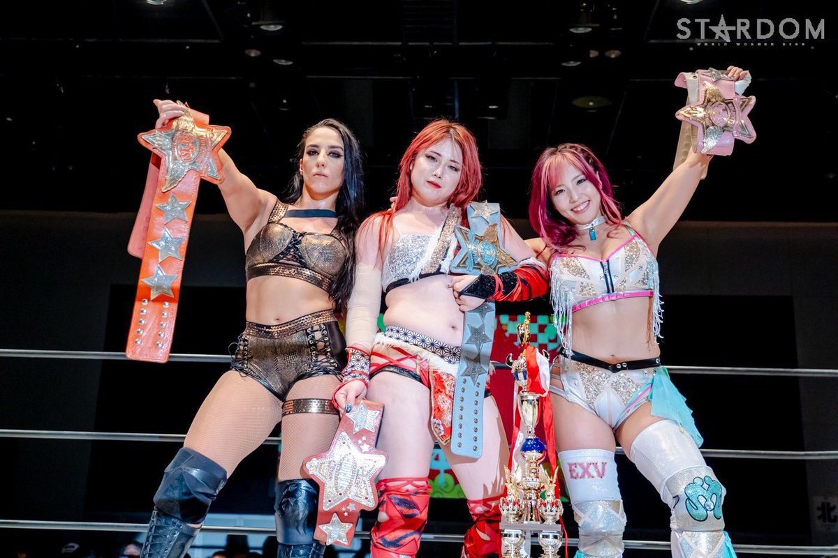MinaShirakawa's tweet photo. 舞華のベルト戦はいつも、セコンドにつくだけで涙が溢れちゃってた。
昨年末から今年頭にかけて、スターダムは色々大変だった���そんな時に赤いベルトのチャンピオンになった舞華のプレッシャーは凄かったと思う。でもそんなの一切見せずに、闘っていた。

Xenaはね、感情をあまり表に出さないというか、私の前では絶対に弱音を吐かない。
いつも感謝をしてくれて、私をリスペクしてくれる。私を不安にさせないように、いつもポジティブな考えで明るく接してくれる。

私が世界のちゃんみなになるっていう夢を自由に追いかけられているのは、この2人がいるからなんだよね。

2人とも、他の人の幸せを願える、器が大きくてカッコよくて強い人なんだ。

気づいたらさぁ、私にとって、2人はなくてはならない存在になってた。私の人生を、2人が明るく照らしてくれてるんだ。

私達の歴史は浅いかもしれないけど、
これからもっともっと一緒に笑い合いたい。

大好きなんだ、舞華とXena。
そしてHANAKOと和香が。

STARDOMを世界にアピール出来るのは、うちらしかいない！！！！！！！

うちらの歴史もこれからだよ。
アーティスト防衛して、その先の夢を掴みにいこうね。

#EXV #STARDOM