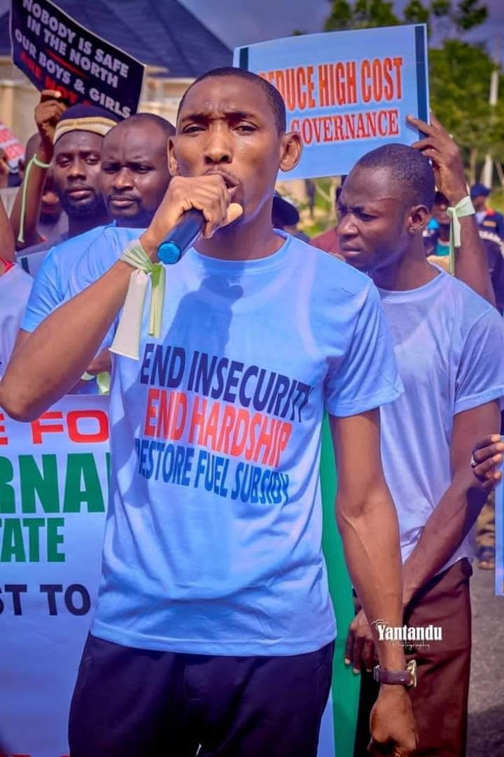 GwanaMillel's tweet image. DSS has reportedly arrested Kabir Shehu Yan Daki who led the #EndBadGovernanceProtest  in Katsina state yesterday. Pro bono lawyers should pls help to secure his release

@InibeheEffiong 
@AishaYesufu 
@DavidHundeyin