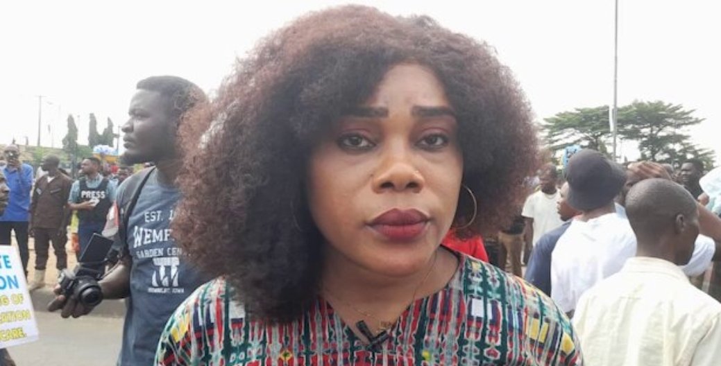 SaharaReporters's tweet photo. VIDEO: #EndBadGovernance Protester In Lagos Says Thug Threatened To Behead Her For Demonstrating Against Hardship | Sahara Reporters https://t.co/IaVWcCDX45 https://t.co/jiDsKH9aCz