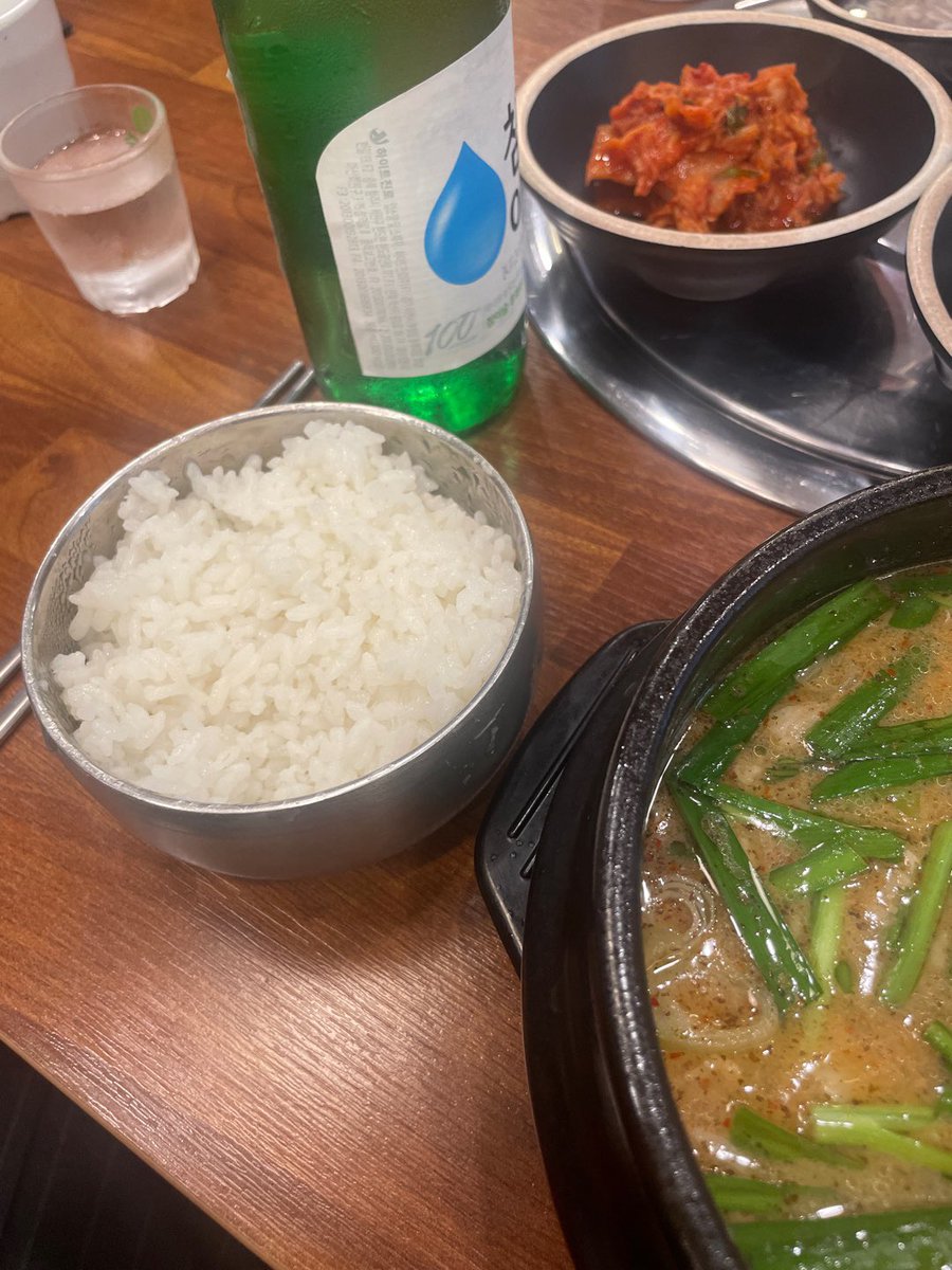 capital_slave's tweet photo. 야근 후 혼자 국밥과 소주는 진리입니다. https://t.co/4dRbttJMdJ