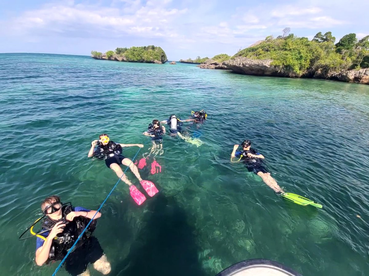 camptanzania's tweet photo. #TeamStroberi have arrived at #CampTanga to begin their PADI Open Water Qualification. 🤿 The team have also been helping out with project work, varnishing desks for the local school. 🏫 #campseffect @campsint https://t.co/CMCH6AnL6h