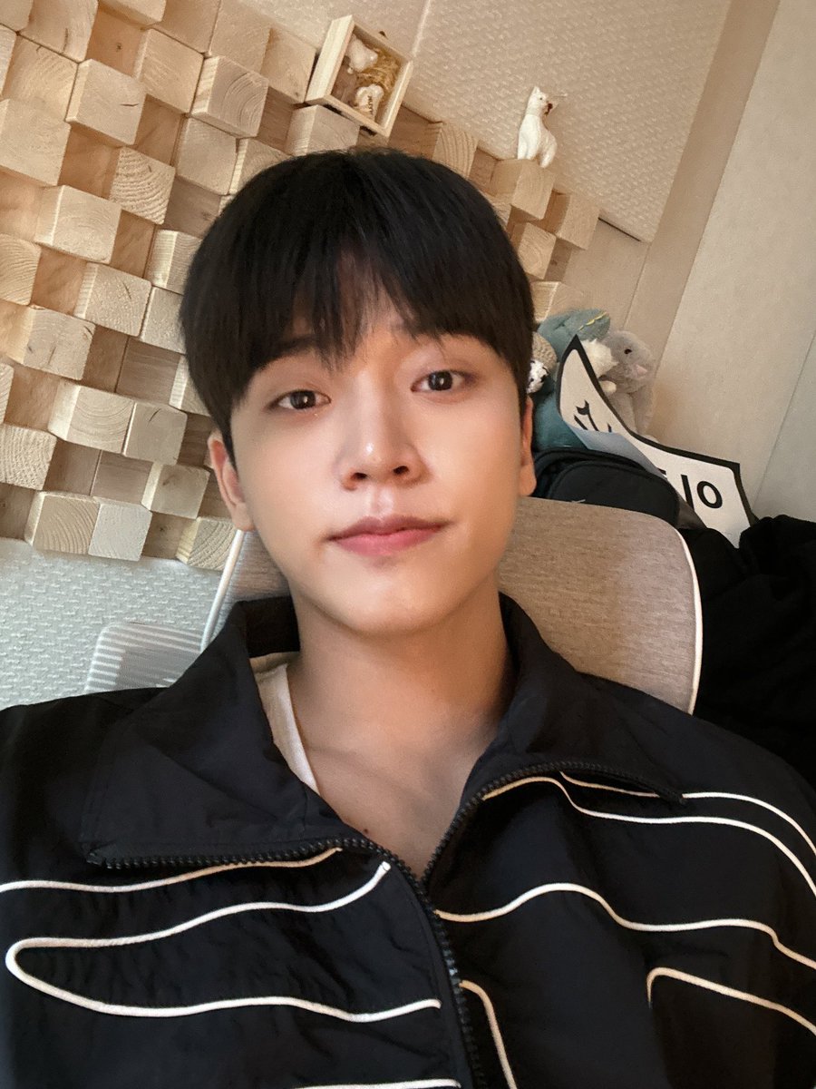 OmegaX_members's tweet photo. [#OX]

8월도 행복하자

#OMEGA_X #오메가엑스  
#혁 #HYUK https://t.co/F5f7uKJZS5