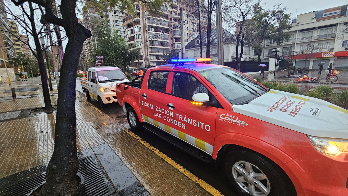 Personal de la Dirección de Tránsito trabajando en la comuna, para informar sobre semáforos apagados llamenos al 229507985