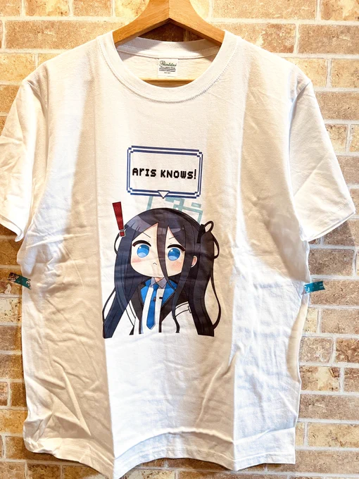 ②夏コミで頒布予定のアリスのアクスタとTシャツです( ・᷄֊・᷅ ) (よく見る例のアレ) お出かけに連れて行くも良し何かを隠したりするのも良しなグッズです…! #C104 #天童アリス