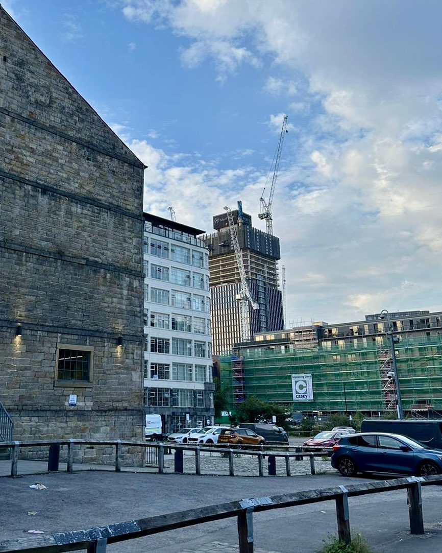 OSelectProperty's tweet image. 📸 Captured: One Port Street

🤝 Thank you to everyone who sent us messages with pictures of our Manchester project this week. We&apos;ve received some fantastic captures and tags.

🤳 Remember to snap a pic and tag us when you spot One Port Street on the skyline. #SelectProperty