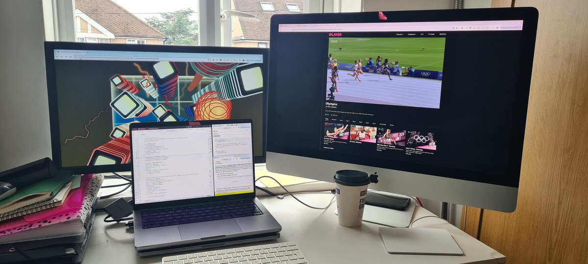 GM 🔆

Got my coffee 
Watching Olympics
Coding generative art 

NeonStacks by <a href="/BlockGenerative/">Skies 🛩️</a>

#generativeart #p5js