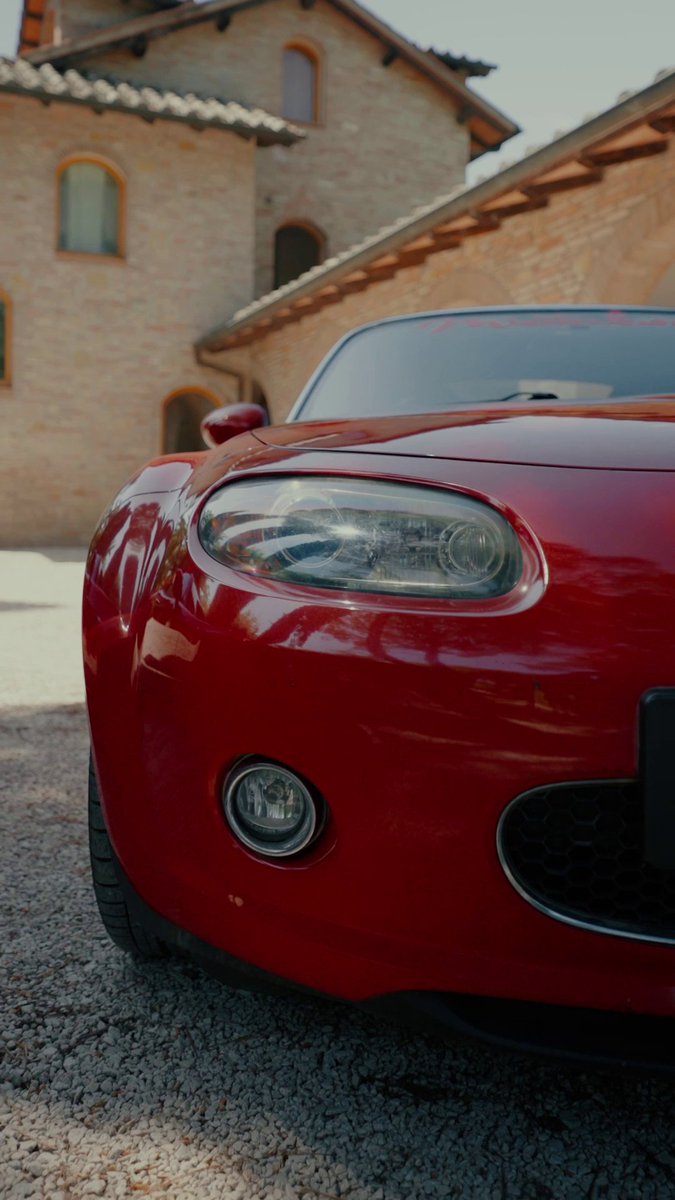 MazdaFrance's tweet photo. Une touche de nostalgie colorée ?
#MX5 #roadster #35ans https://t.co/0Uc2jjmfC2