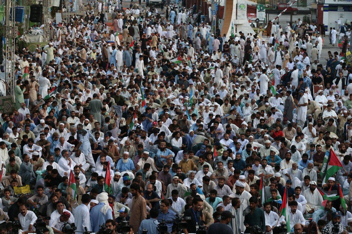 आतंकवाद का धर्म क्या होता है??

आतंकवाद का धर्म नहीं मजहब होता है...

ये चित्र👇 पूरे विश्व को देखने चाहिए!

एक आतंकवादी की अंतिम यात्रा में लाखों की भीड़!

ये हमास प्रमुख इस्माइल हानिया की अंतिम यात्रा है।

इस भीड़ में सम्मिलित सभी लोगों को पता है कि इस्माइल हानिया ने इजरायल में