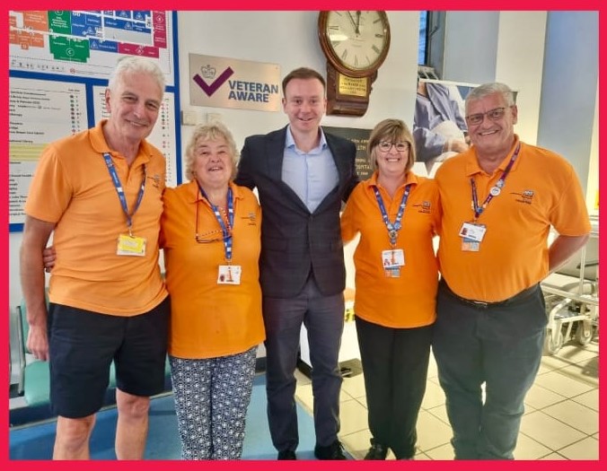 VolunteeringUHP's tweet image. Last week, our volunteers had a lovely visit from @FredThomasUK.

Fred said "I am incredibly proud of the NHS staff in Plymouth. Public service is a honour but it is a huge challenge too. I thank all those who deliver NHS services".

#fridaycrew #orangearmy @UHP_NHS