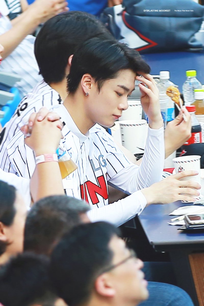 whenmoonbin's tweet image. #MoonbinOnThisDay
170802

when moonbin in LG Twins 💖
#MOONBIN #문빈