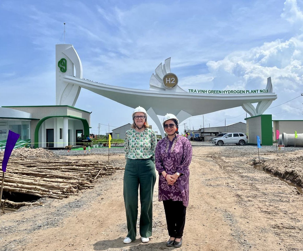 AusCGHCMC's tweet photo. #MekongDelta 🇻🇳 women are leading on clean energy + carbon credit initiatives. Great to visit The Green Solutions’ 🌿Green Hydrogen project in Trà Vinh + 🇦🇺#DFATbpp biochar project in Đồng Tháp! 🪷💪@uniofadelaide #HCMUT #Biocare @unwomenvietnam
#AusSEAInvested @AusAmbGender https://t.co/NSqZZh3z8d