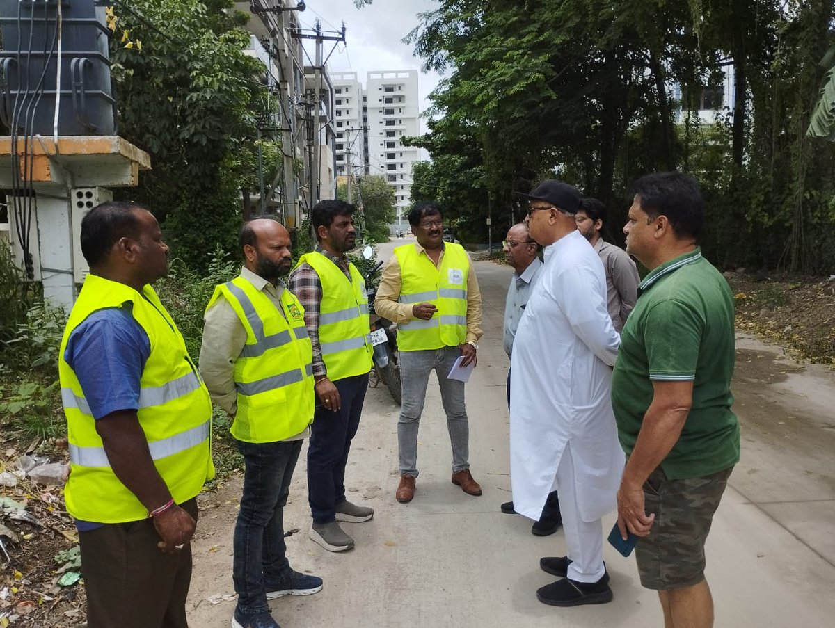 rocksallu's tweet photo. Venkatesh Goud, ADE, Mir Alam, TGSPDCL, AE Attapur Satyanarayana interaction with New Friends colony.
Association members of Friends colony appreciated the efforts of ADE &amp; AE by solving long standing issue of overload  of transformer located at New friends colony park @tgspdcl https://t.co/rLqOb2t79h