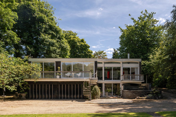 WowHauser's tweet photo. One of my favourite modernist designs and packed with original features, the Domus 1950s midcentury modern house in Reedley, Lancashire, is now on the market. With its cocktail bar and light-up dance floor, it’s also the ultimate party house, too. https://t.co/0jIferOiML https://t.co/uDo8AQBh60
