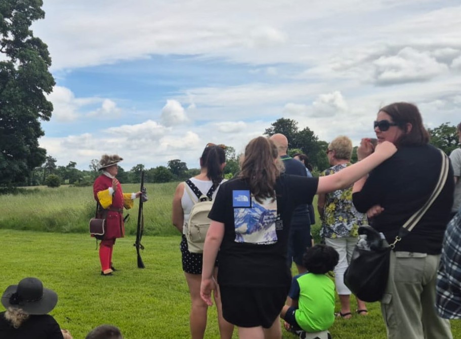 Laoch Living History brings medical, military &amp; social history to life at the Battle of the Boyne Visitor Centre.  Also at 2 pm join costumed historian Tóla Collier for a guided battlefield walk this Bank holiday weekend 4th &amp; Monday of August 2024.