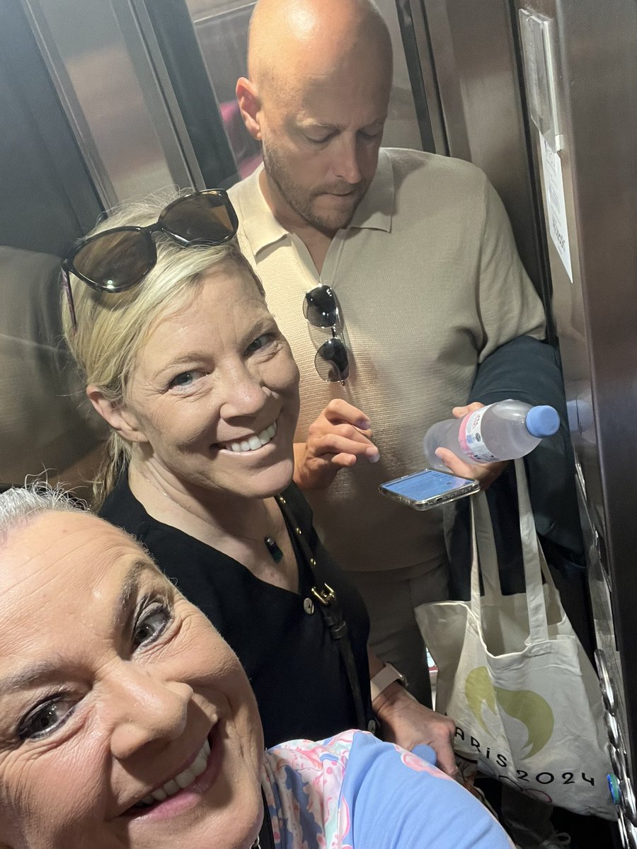 THultzapple's tweet image. The big day has arrived. Versailles and Equestrian 🐎 day, party + tour of the palace. Let us eat 🎂!