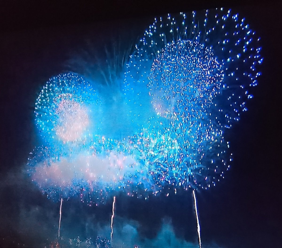 1loqI's tweet photo. テレビの中継映像ですが、蒼い花火はやはり美しいですね。 https://t.co/u4JvUOziXC