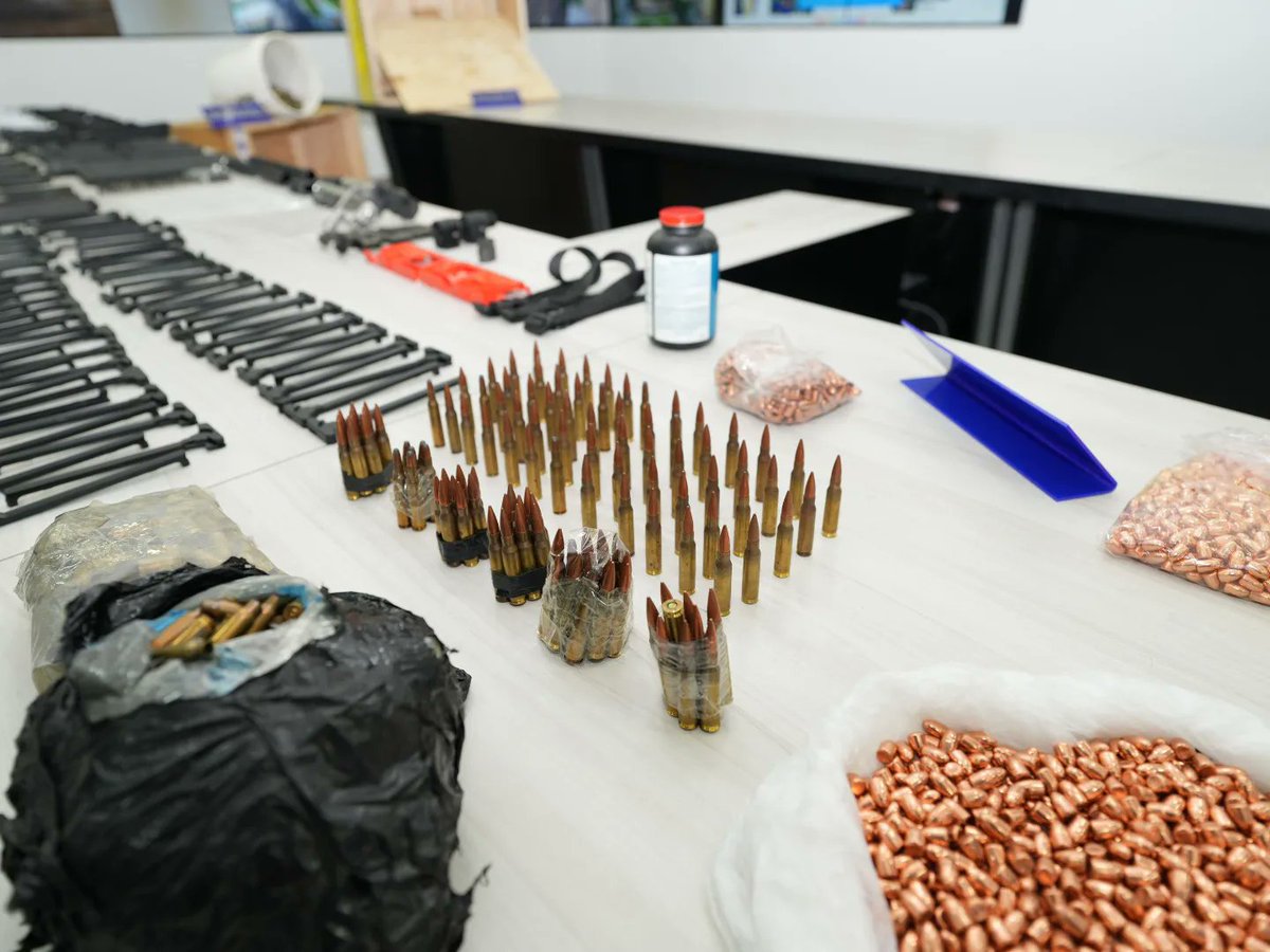 ElioEstrada18's tweet image. Incautadas armas de guerras y municiones provenientes de EEUU para generar caos en el país

Desde la sede del Ministerio del Poder Popular para Relaciones Interiores, Justicia y Paz en Caracas, nuestro Vicepresidente Sectorial para la Seguridad Ciudadana y la Paz, mi AJ. Remigio…