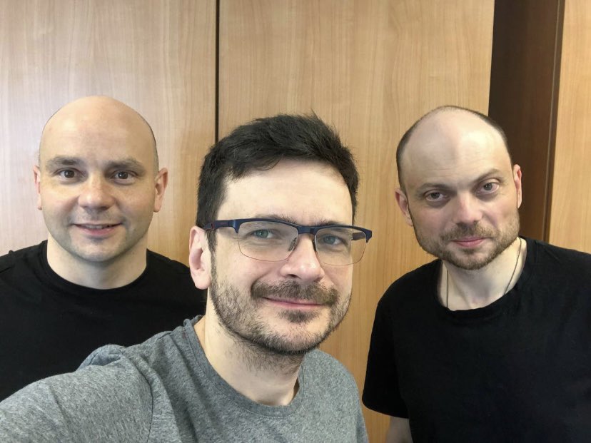 pamelafoti's tweet photo. Ilya Yashin, Vladimir Kara-Murza e Andrej Pivovarov insieme, liberi! #PrisonerRelease #prisonerswap https://t.co/muR5GJQmDq
