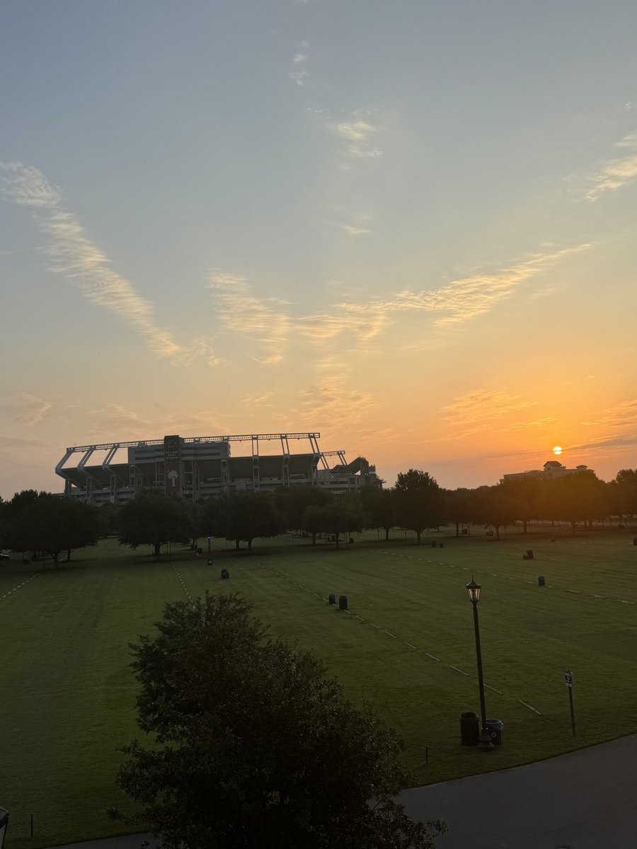 CoachSBeamer's tweet image. Year 25 as a college football coach …

Practice #1 this morning !!

Time to get to work ⁦@GamecockFB⁩ 🤙🏻