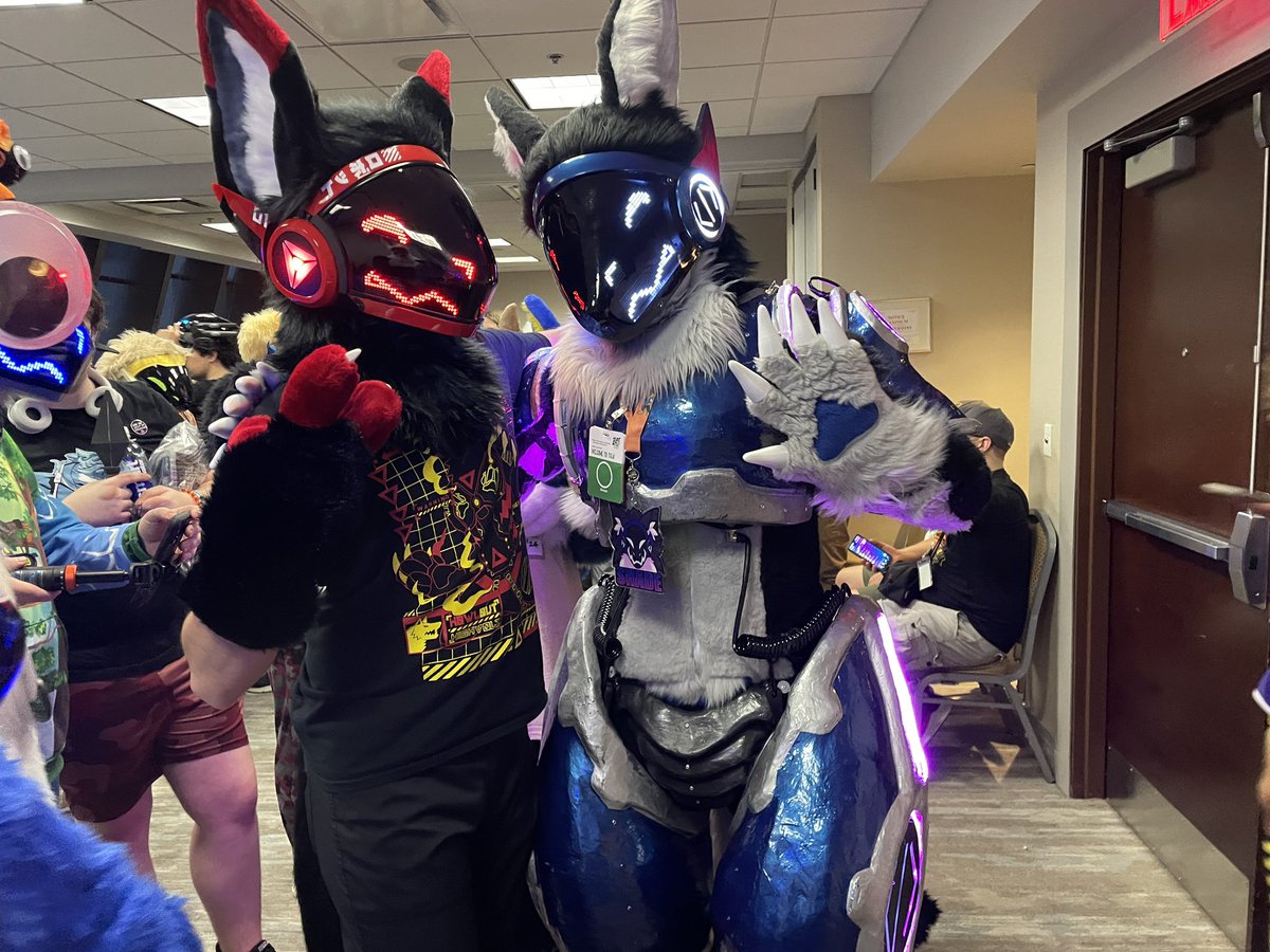 Fun photo I got with <a href="/ShadeProtogen/">Shade</a>! The armor is SERIOUSLY cool, I might have to get some myself someday…

#FursuitFriday