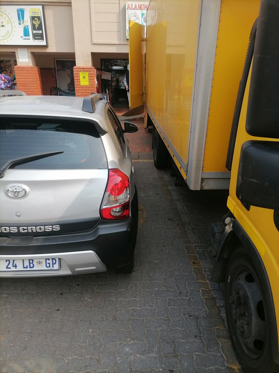 SenzoThusie's tweet photo. 😭
Today I was bullied by this man telling me that I took his parking space while we was offloading and this is what I was going through

#Chidimma HomeAffairs Zille Orlando Pirates https://t.co/zumqVkVhOq