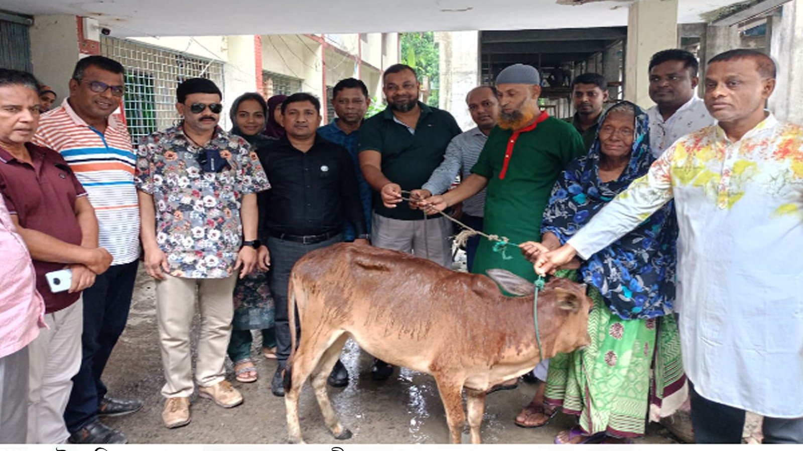 দেবহাটায় ভিক্ষুক পুনঃবাসন প্রকল্পে গবাদী পশু প্রদান