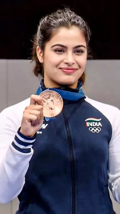 LokmatTimes_ngp's tweet photo. #Olympic2024 l Indian shooter Manu Bhaker, who has bagged 2 #Bronze at #ParisOlympics, is in high demand with over 40 brands approaching her for endorsements. Her fee has surged 6-7 times from ₹20 lakh per deal! #ManuBhaker #Olympics #ShootingStar #Paris2024 #OlympicGames https://t.co/ZLcYyFPHbG