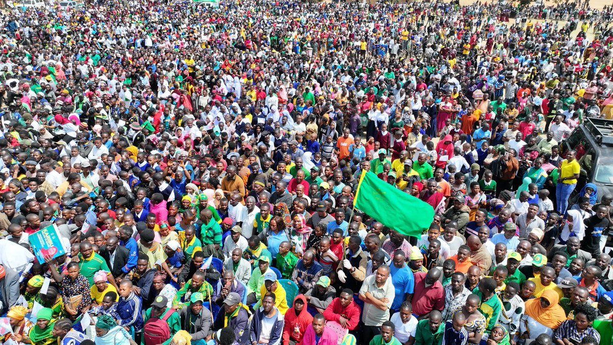 ikulumawasliano's tweet photo. Shamrashamra za Wananchi wa Gairo mara baada ya Rais wa Jamhuri ya Muungano wa Tanzania Mhe. Dkt. Samia Suluhu Hassan kuwasili katika Wilaya hiyo kwa ajili ya kuwahutubia tarehe 02 Agosti, 2024. https://t.co/GqjYIJZqBW