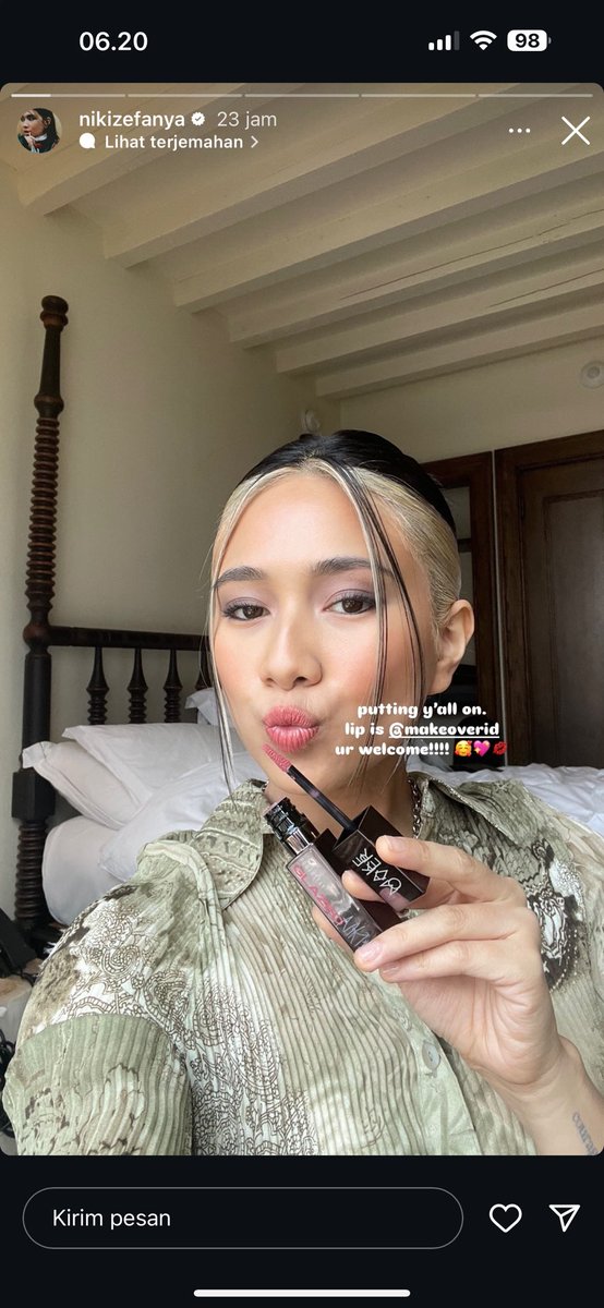 la_lalijah's tweet photo. Ikutan pamer Make Over Lip Glazed kaya Kaka Niki😄🫶

Untuk warnanya Ka Niki pake shade D01, aku pake D011💫 Selain warnanya yang bagus, formulanya juga bagus😩 Ga lengket &amp; pigmented! Finish glossy tp tahan lama~ https://t.co/ZwDQXA2J4T