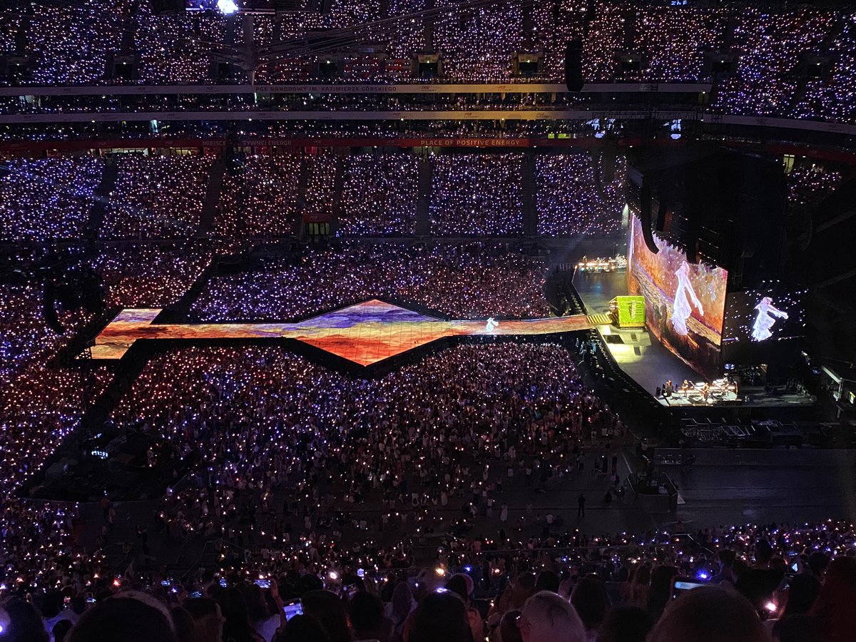 enchantedmon's tweet photo. there is no such thing as „bad seats” at the eras tour 🥺🫶 #WarsawTSTheErasTour N1 https://t.co/gMlA6soh6W