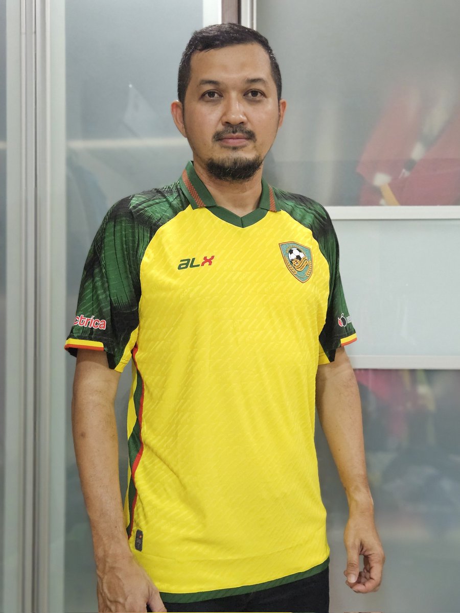 wanfakhrul23's tweet image. Misi Kumpul Jersi Liga Super diteruskan..

👕 Kedah Darul Aman FC (Home) 2024/25 💛💚

Jenama: ALX 
Saiz: L
Harga: RM149

Beli kat TikTok time ada promo 20%, so bayar RM119 je... 😎👍

#KDAFC #PulunKedahPulun #SangKenari
