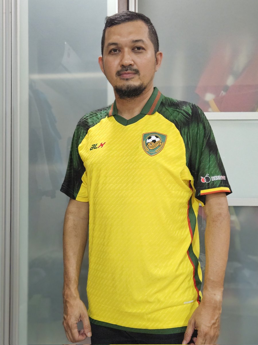 wanfakhrul23's tweet image. Misi Kumpul Jersi Liga Super diteruskan..

👕 Kedah Darul Aman FC (Home) 2024/25 💛💚

Jenama: ALX 
Saiz: L
Harga: RM149

Beli kat TikTok time ada promo 20%, so bayar RM119 je... 😎👍

#KDAFC #PulunKedahPulun #SangKenari