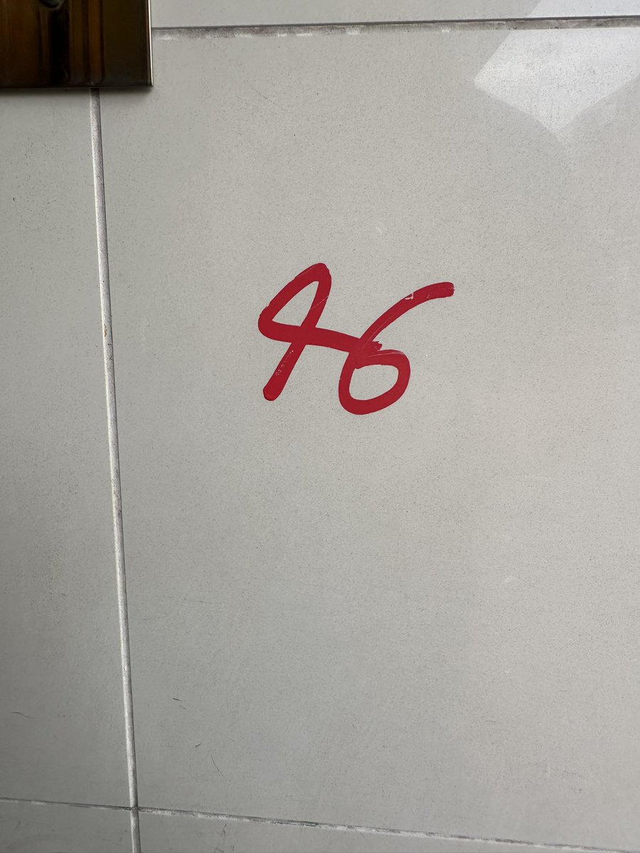 spreeblau's tweet photo. Hat dieses Zeichen eine besondere Bedeutung, wenn es an der Haustür gemalt ist? #gaunerzinken #zinken #geheimcodes https://t.co/MD2uo2Jyzq