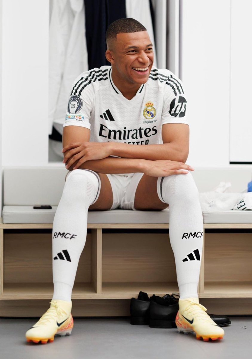 KMbappeEraHQ's tweet photo. Kylian Mbappé will start training with Real Madrid in 5 DAYS! ⏳🤍 https://t.co/bBgVRdTN58