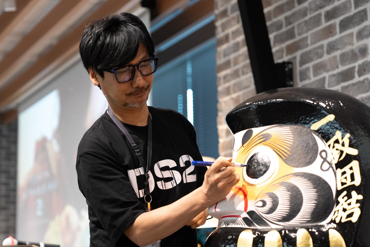 KojiPro2015's tweet photo. #今週のKJP Part.1

来年の『DEATH STRANDING 2』の発売に向けて"団結会"を開催
スタッフ全員で願いを込めてダルマの目入れを行い、連帯感アップ&amp;気合注入💪🙌👍

#KojimaProductions #DeathStranding2 https://t.co/icf490X6GQ