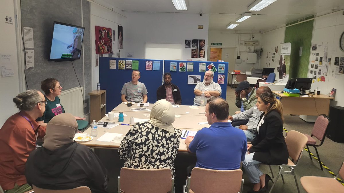 This week we hosted an enlightening awareness session with members of #ExtinctionRebellion! Staff and refugee community leaders came together to discuss urgent actions needed for the #ClimateEmergency. 🌱💚
Thank you to everyone who participated and contributed to this! 💪🌿