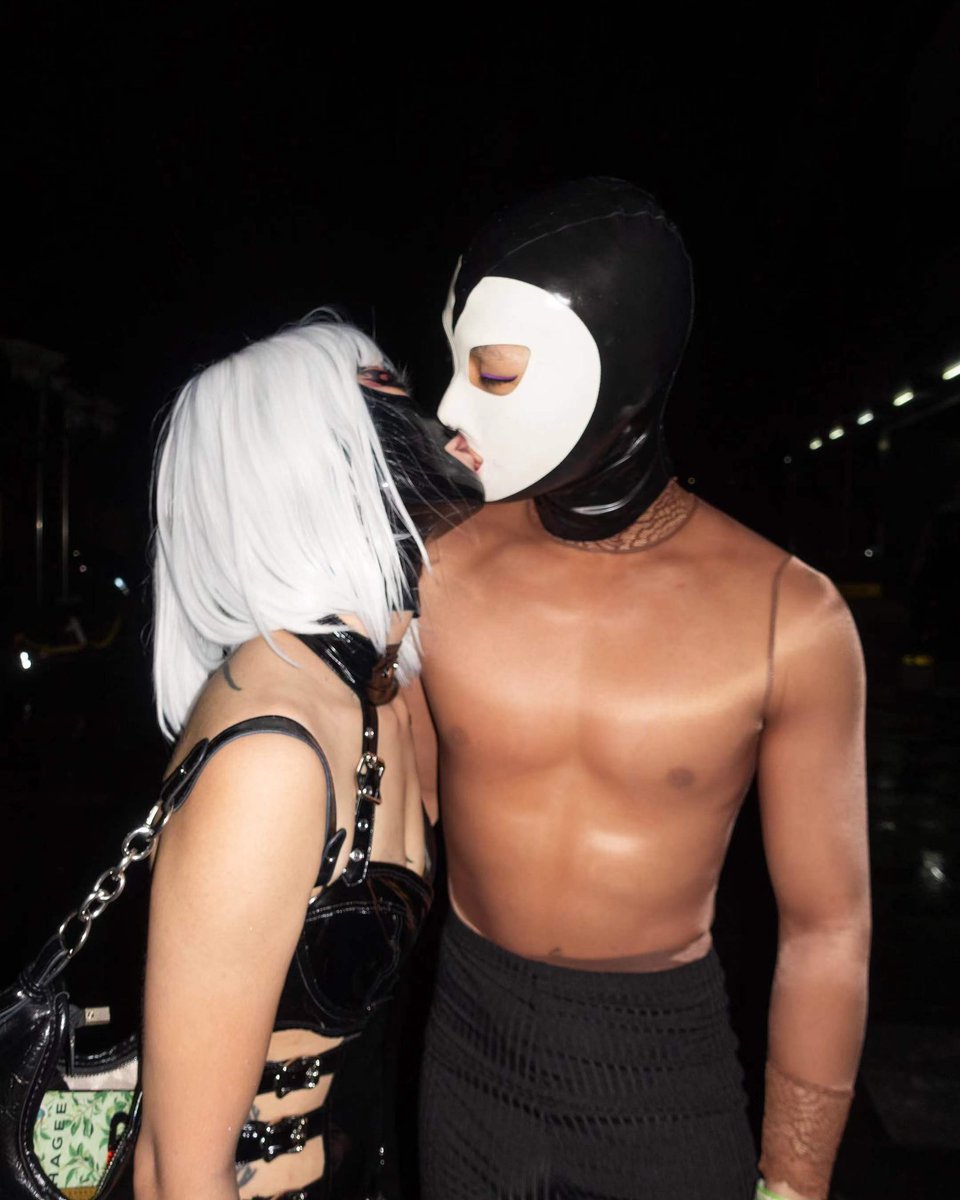 Athycream's tweet photo. 和老婆仔的室外合影
kisskiss
老婆仔的mask被我亲得红红的
哄老婆仔是一件很难的事 https://t.co/9e5iix3M5H
