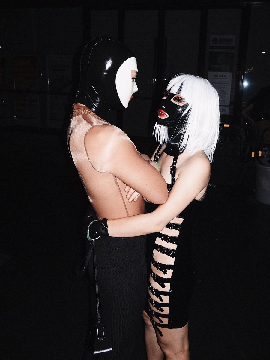 Athycream's tweet photo. 和老婆仔的室外合影
kisskiss
老婆仔的mask被我亲得红红的
哄老婆仔是一件很难的事 https://t.co/9e5iix3M5H