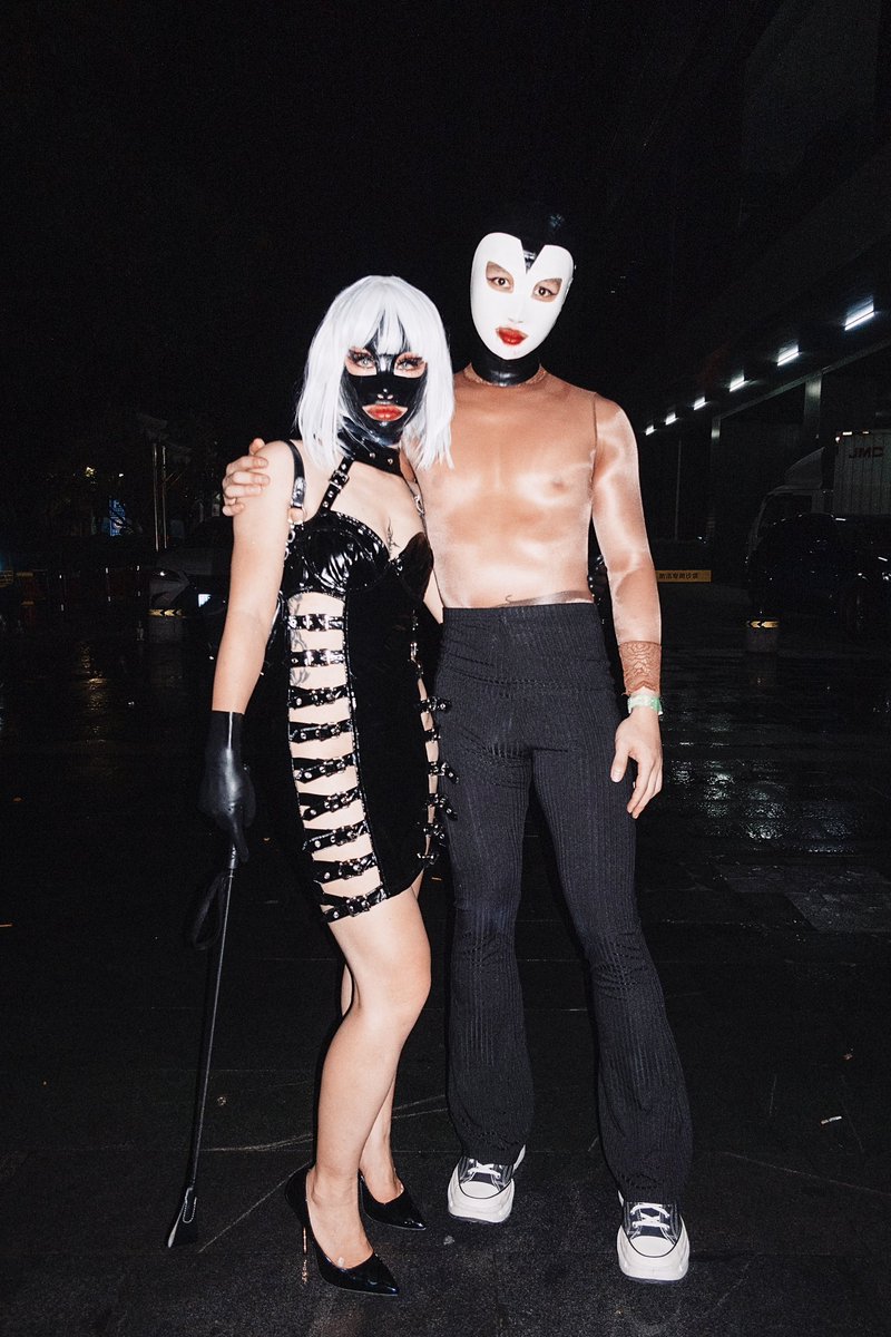 Athycream's tweet photo. 和老婆仔的室外合影
kisskiss
老婆仔的mask被我亲得红红的
哄老婆仔是一件很难的事 https://t.co/9e5iix3M5H