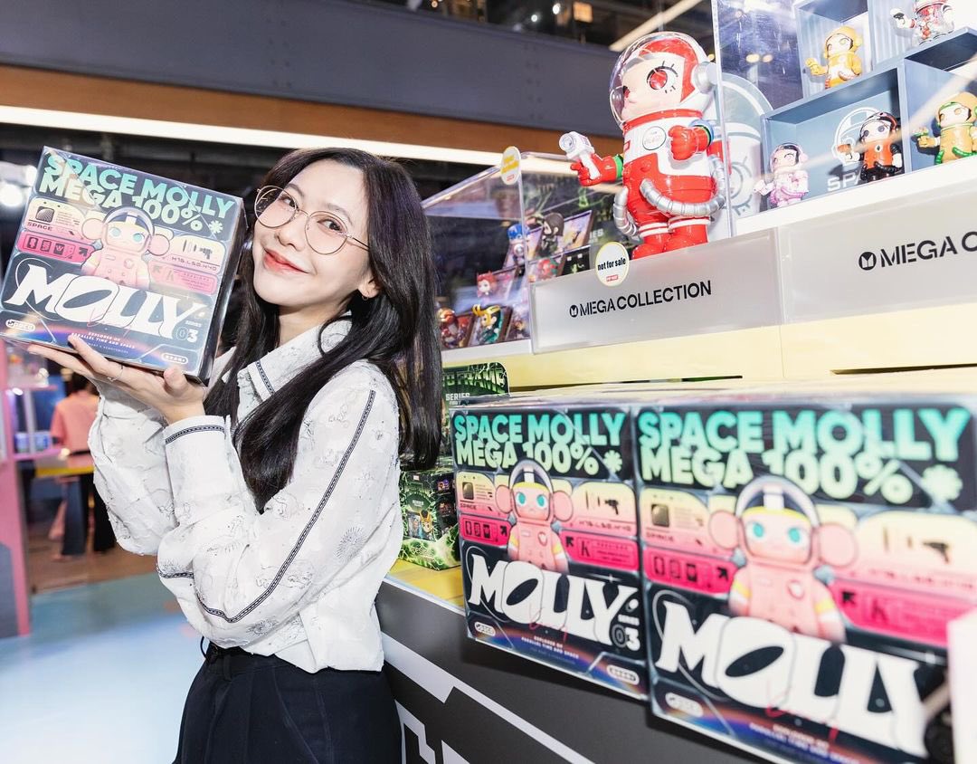 Taetaegoo_soshi's tweet photo. โอ้ยยยยยยยยน่ารักกกมากกกกทุกคนนนน
น้อนมอลลี่กับน้องเนย 🚀🤩
MEGA SPACE MOLLY 100% Series 3 มาแล้ว แต่กดไม่ทันง่ะ 555555555
📍POP MART POP-UP Store @ Siam Center,Atrium 1, G Floor
#NoeyKanteera #POPMART #POPMARTTH #POPMARTTHAILAND
#popupstore #popspace #SiamCenter https://t.co/Dlxs9lHAmW