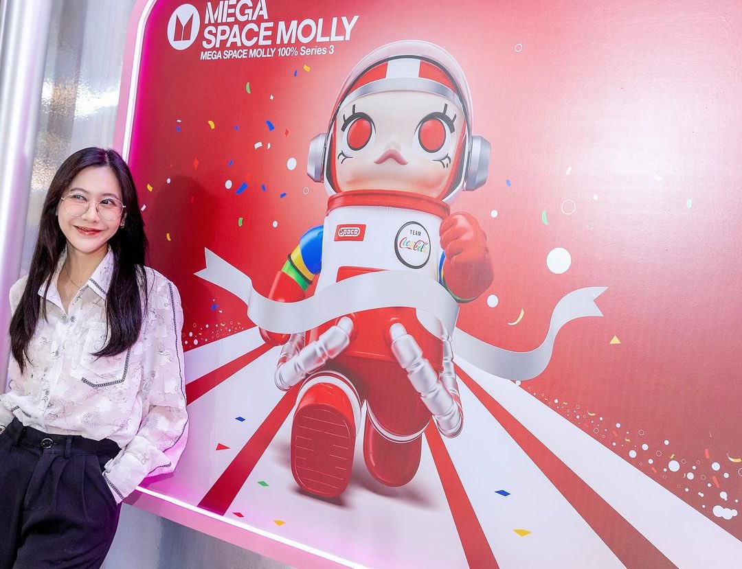 Taetaegoo_soshi's tweet photo. โอ้ยยยยยยยยน่ารักกกมากกกกทุกคนนนน
น้อนมอลลี่กับน้องเนย 🚀🤩
MEGA SPACE MOLLY 100% Series 3 มาแล้ว แต่กดไม่ทันง่ะ 555555555
📍POP MART POP-UP Store @ Siam Center,Atrium 1, G Floor
#NoeyKanteera #POPMART #POPMARTTH #POPMARTTHAILAND
#popupstore #popspace #SiamCenter https://t.co/Dlxs9lHAmW