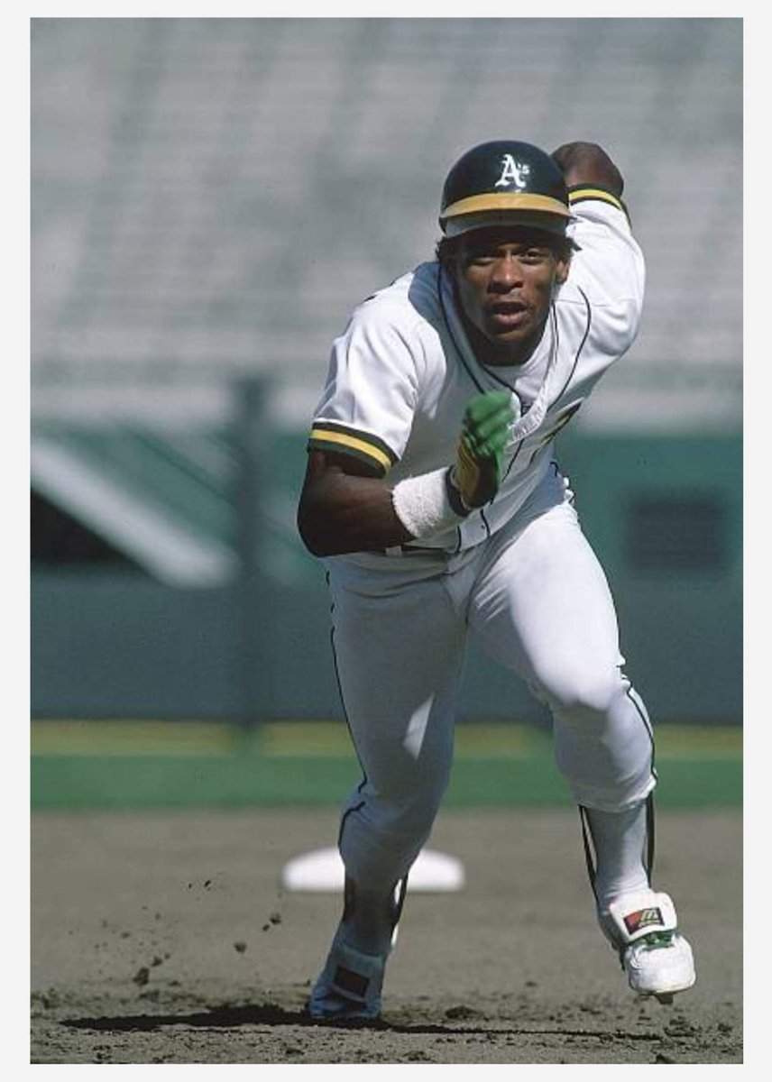 Agosto 02/1982 - Rickey Henderson roba su base número 100 de la temporada quedando 56 juegos para intentar romper el récord de robos de una sola temporada de Lou Brock de 118.