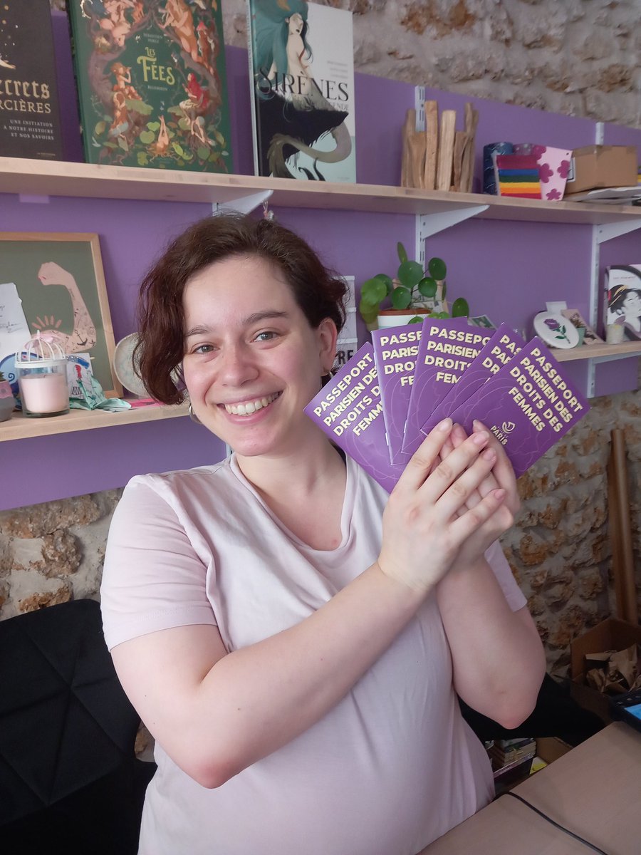 Pas de congé pour les droits des 🚺 aussitôt reçu aussitôt partagé, le très utile passeport parisien Droits des Femmes chez #Majo, la chouette #librairie féministe du #QuartierLatin
#ÉgalitéFH 
Cc <a href="/Helenebidard/">Hélène Bidard</a>