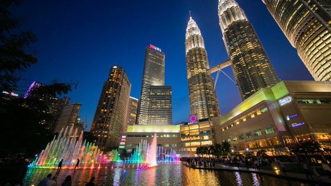 Dealabs's tweet photo. ✈️ 🇲🇾
Vol aller retour Paris > Kuala Lumpur (Malaisie) pour 399€ 👇
➡️ https://t.co/j8alhtrovq ⬅️ 

Avec bagage en soute 23 Kg ✅ https://t.co/usVFSxn2FU