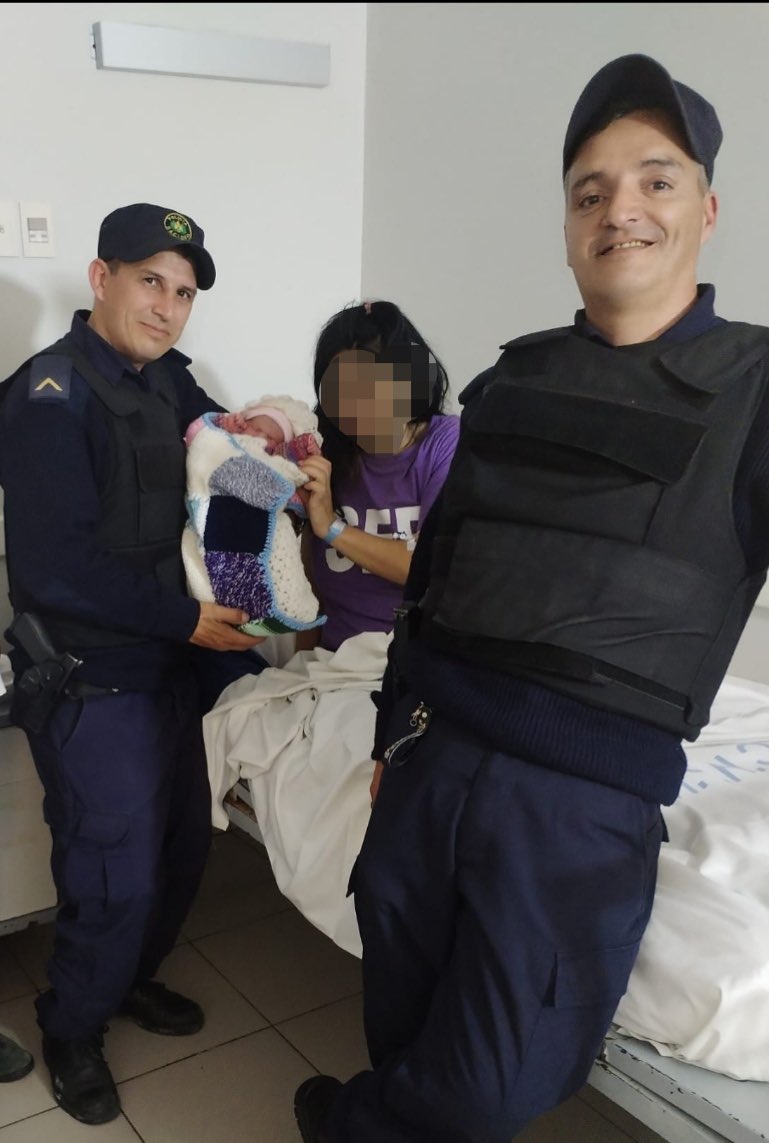 JZO IV- ASISTENCIA A PARTO. Ayer hr 08:00 efectivos  concurren a calle  Timote asisten el parto de  V. G de 38 años,  cortando cordón umbilical y dando primeros auxilios  a la bebé Airlen siendo trasladadas las dos en el móvil a C. C. C en buen estado de salud.