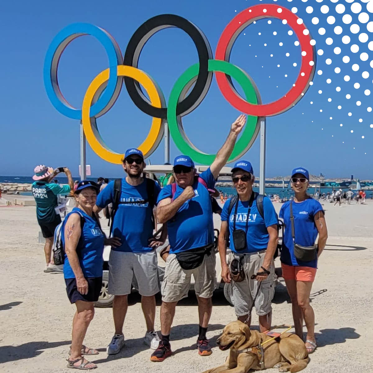 UNADEV_France's tweet image. Ce jeudi 1er août, quatre bénéficiaires et bénévoles de Marseille ont visité le village olympique de voile à Marseille. 🌞

Au programme : balade sur le site de la Marina d&apos;où partent les bateaux  et suivi des courses Skiffs hommes et planches à voile.⛵

#Unadev #JO #Marseille