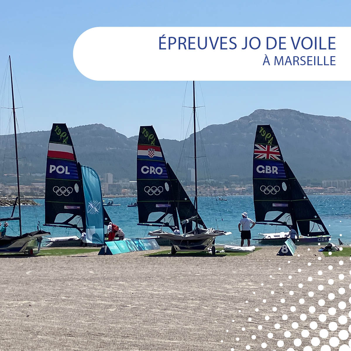 UNADEV_France's tweet image. Ce jeudi 1er août, quatre bénéficiaires et bénévoles de Marseille ont visité le village olympique de voile à Marseille. 🌞

Au programme : balade sur le site de la Marina d&apos;où partent les bateaux  et suivi des courses Skiffs hommes et planches à voile.⛵

#Unadev #JO #Marseille